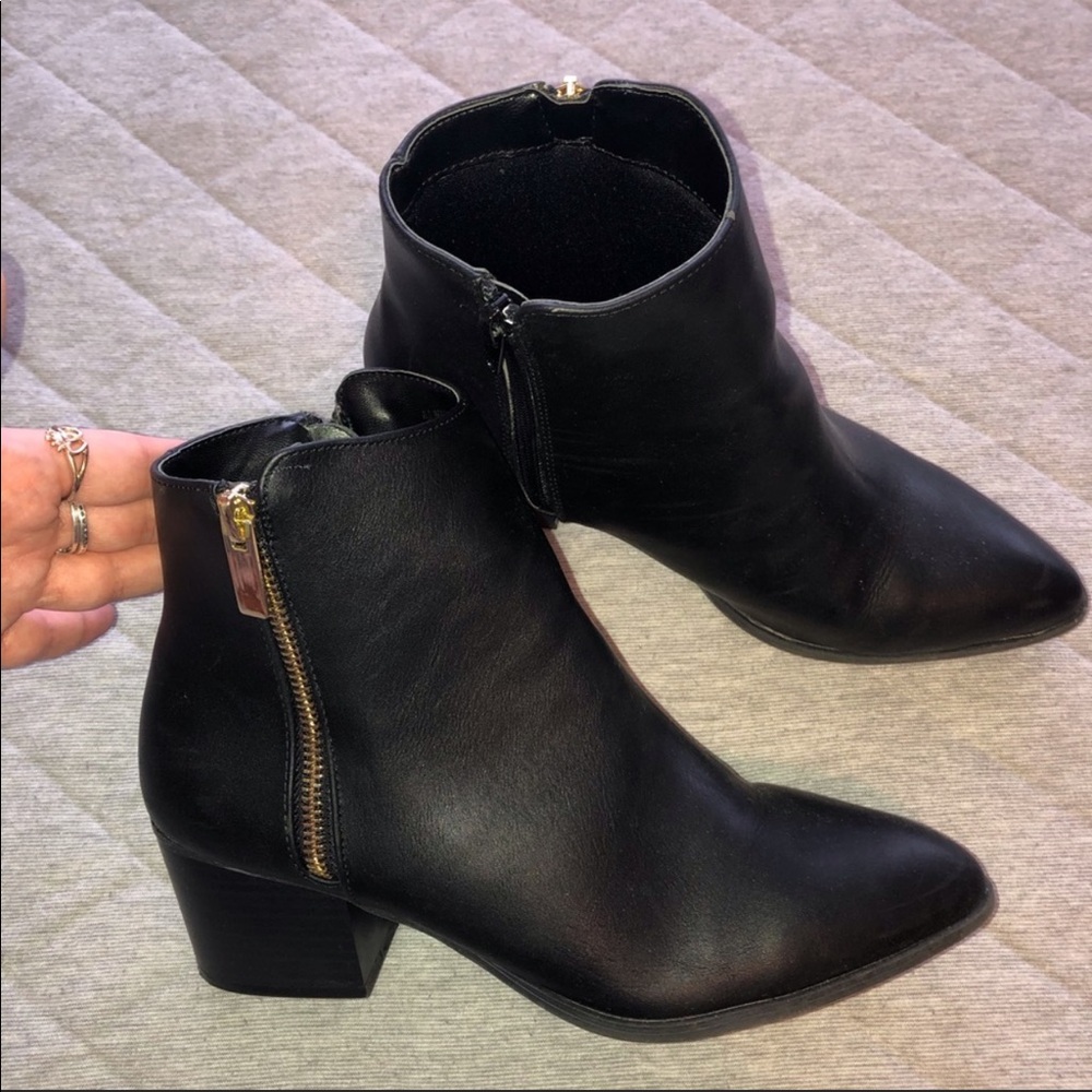 Lulu black zippered booties